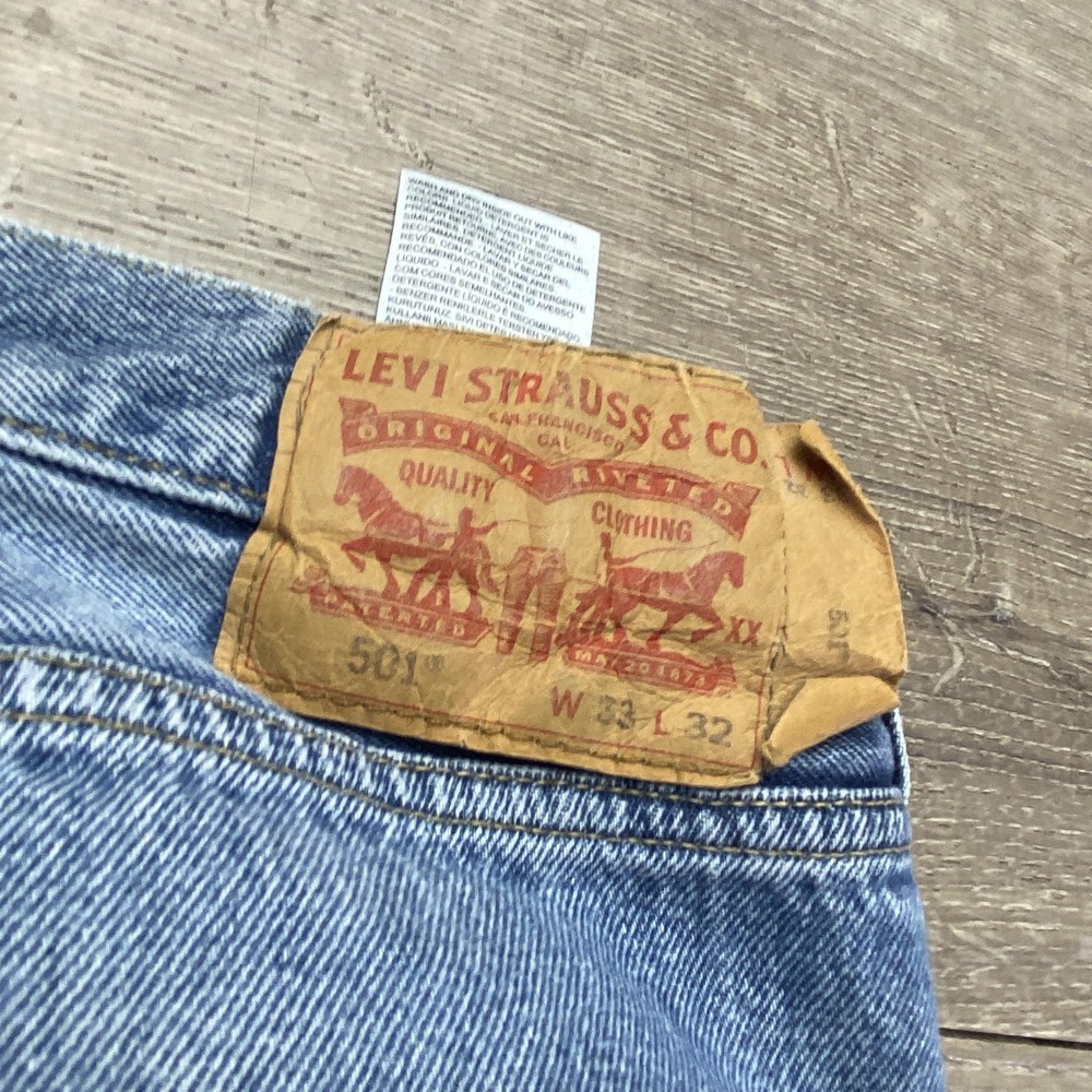 Levis 501 Jeans Mens 33x32 Blue Light Wash Denim Button Fly Straight Leg Classic - Picture 5 of 13